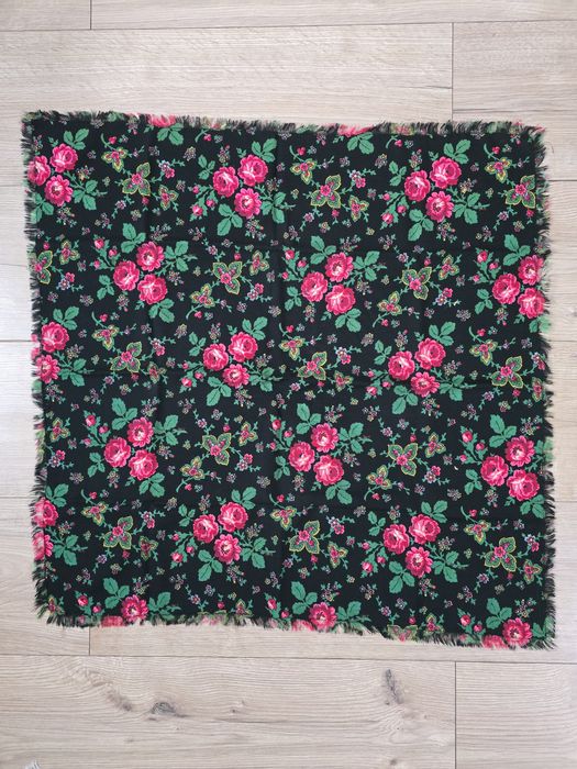 Czarna chusta w róże