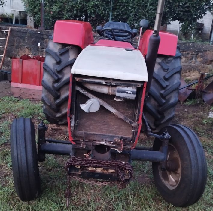 Trator agrícola com alfaias
