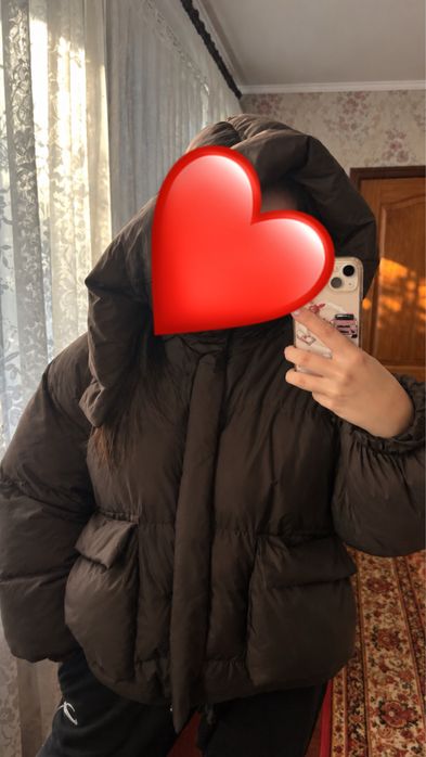 Коричневий пуховик