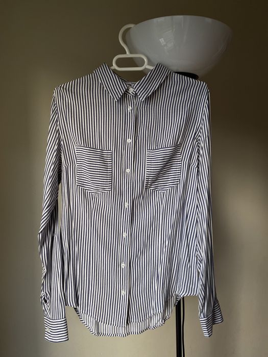 Camisa às riscas azul e branca