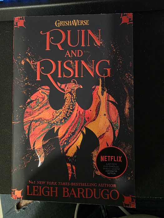 Livros da saga Shadow and Bone em Ingles