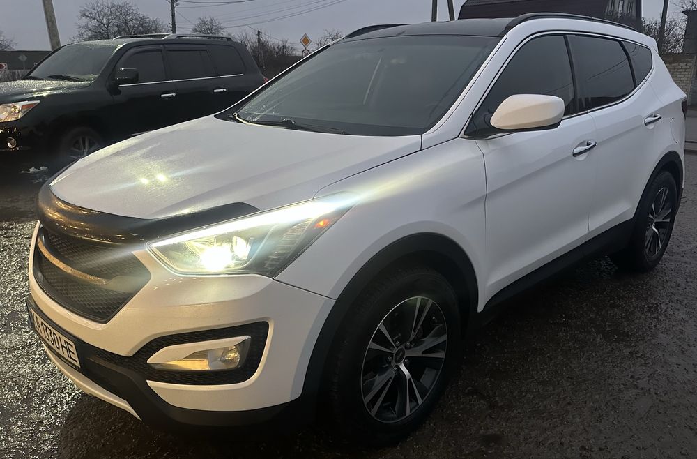 Hyundai Santa Fe Sport 2015 | 2.4 GDI | ГБО | Білий перламутр | Тюнінг

Продаю Hyundai Santa Fe Sport 2015 року випуску.
Авто дуже доглянуте, їздила дівчина, машина була улюбленою — робилась для комфорту, стилю та задоволення, а не на продаж.

Двигун: 2.4 GDI
Паливо: бензин / газ
Встановлено дороге ГБО зі збільшеним балоном
Коробка: автомат
Пробіг: 122 000 км
Комплектація: Sport
Колір: білий перламутр

Комфорт і технології:

Парктроніки та камера заднього виду — зручно і безпечно у місті
Навігація, YouTube, інтернет
Голосовий зв’язок (hands-free) — повний контроль без відволікань
Сучасна мультимедійна система з приємним інтерфейсом

Додатково встановлено:

Тонування по колу
Шумо- та віброізоляція дверей і арок
Замінена акустика та магнітола — якісний, обʼємний звук
Індивідуальний тюнінг салону
Диски R18 оригінал Toyota
Світло на професійних лінзах 3.0

Салон чистий, доглянутий, не прокурений, без сторонніх запахів.
Авто виглядає ефектно і дарує справжній комфорт у кожній поїздці.

Двигун, АКПП та ходова без зауважень
Регулярне обслуговування
Вкладень не потребує

Економний завдяки ГБО, стильний та дуже приємний у користуванні кросовер.

Можлива перевірка на будь-якому СТО
Повний комплект документів

Продаж неспішний — авто шукає нового власника, який оцінить турботу