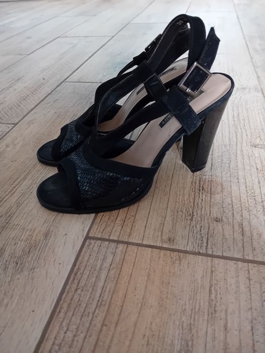 Śliczne sandaly damskie jak nowe 39