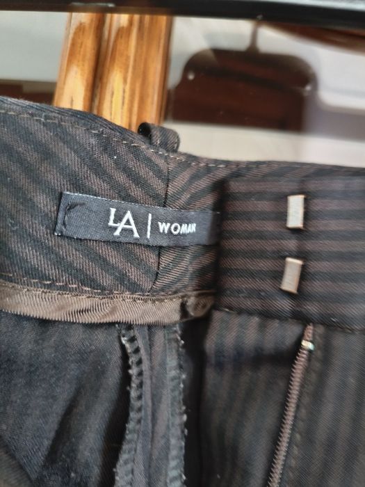 Calça clássica castanho escuro às riscas da marca LA women com bolsos