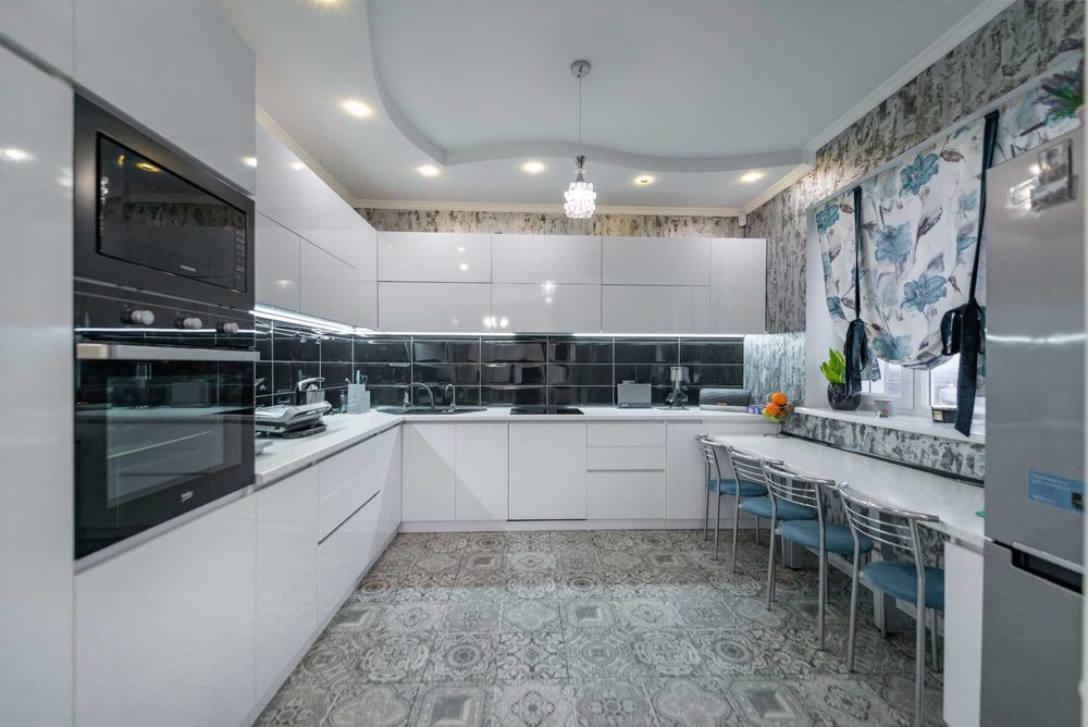 Особняк 280,0 м кв. сучасний ремонт, меблі, техніка, 0,18га.