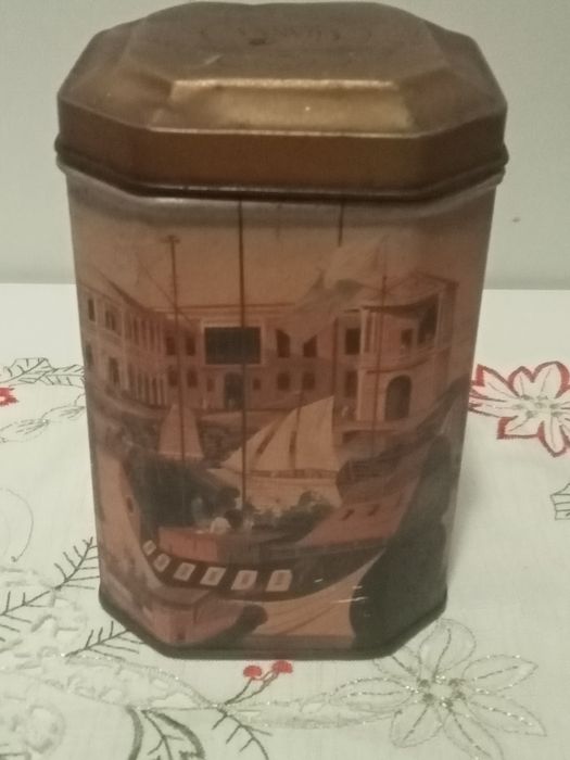 Duas belas latas colecionáveis