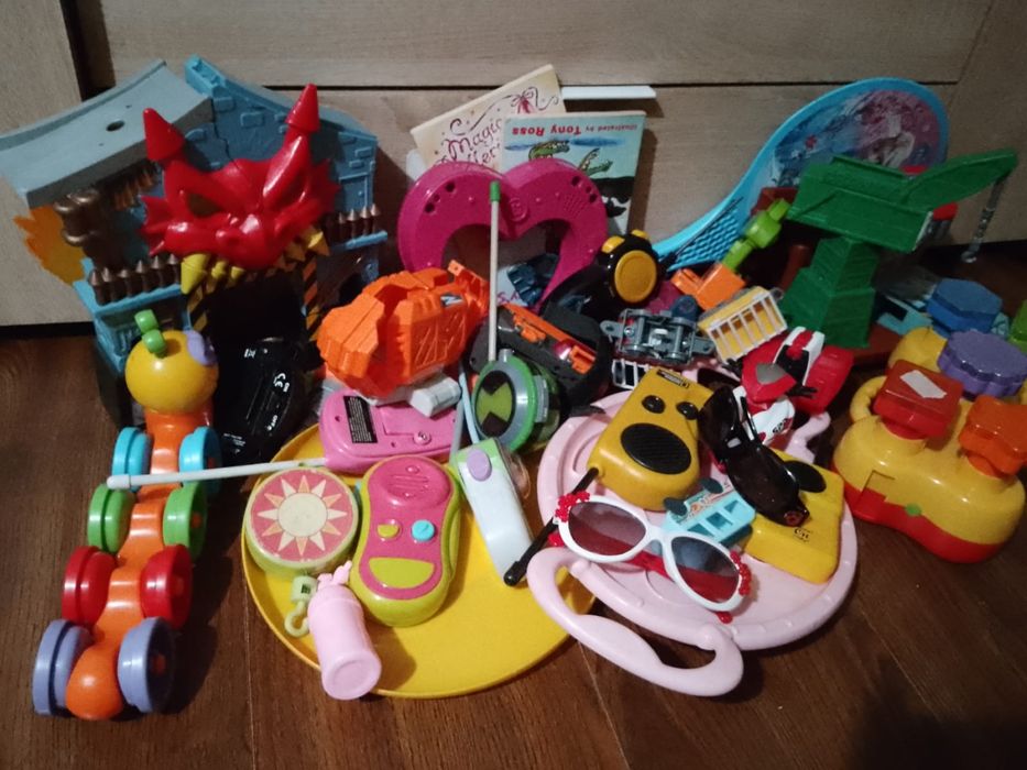 Лот іграшок,ящик іграшок
