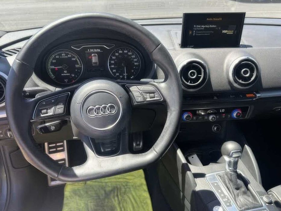 Audi A3 E-Tron      2017