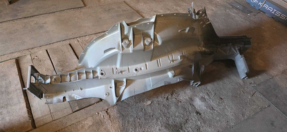 Четверть права (є також ліва), без фільонки крила, тесла модель Y