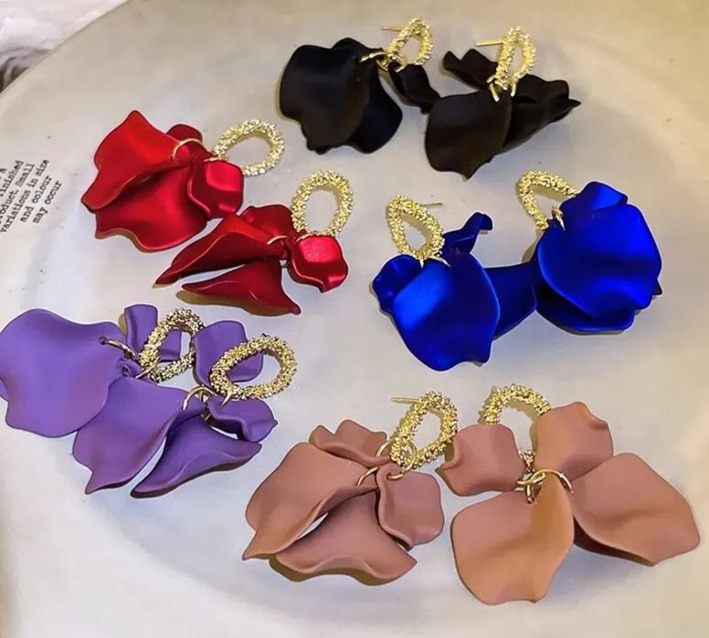 Kolczyki wiszące płatki akrylowe czarne że złotym kółeczkiem