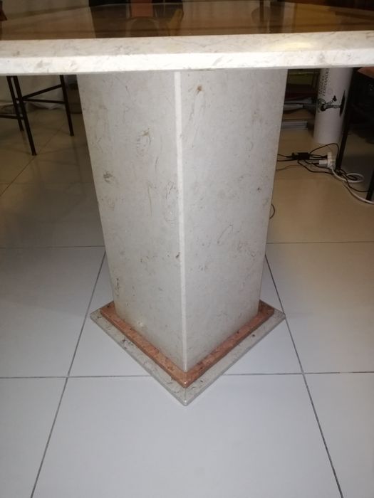 Mesa de sala em mármore rosa