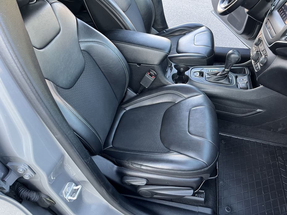 Jeep Cherokee 2019г Не бит Не фарбован Restaling