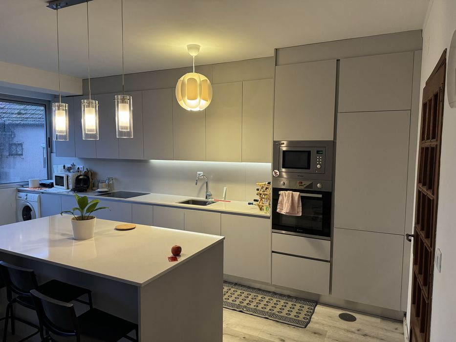 Alugo Quarto ao lado da Paragem do metro Fonte do cuco  Sra. Hora