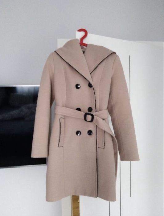 Beżowy płaszcz z kapturem solidny 38 M ocieplany z paskiem idealny stan