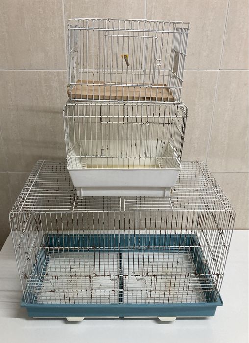 Conjunto de gaiolas usadas