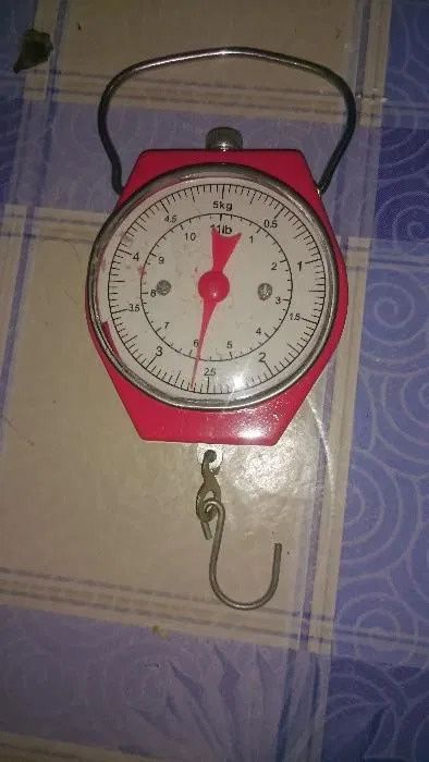 balança em vermelho ate 5 kg de peso otimo estado