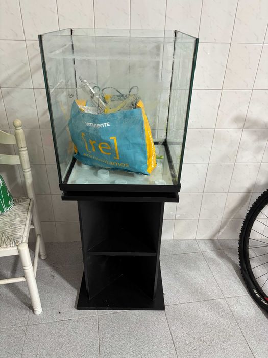 Aquário cubo com móvel e iluminação