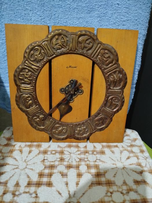 Часы  настенные,часы настольные продам