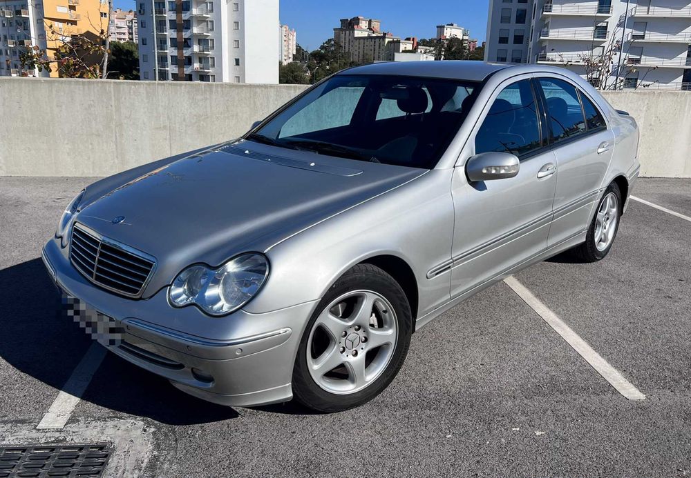 Mercedes-Benz C220CDI Avantgarde - 225 MIL KMS - Impecável foto 3