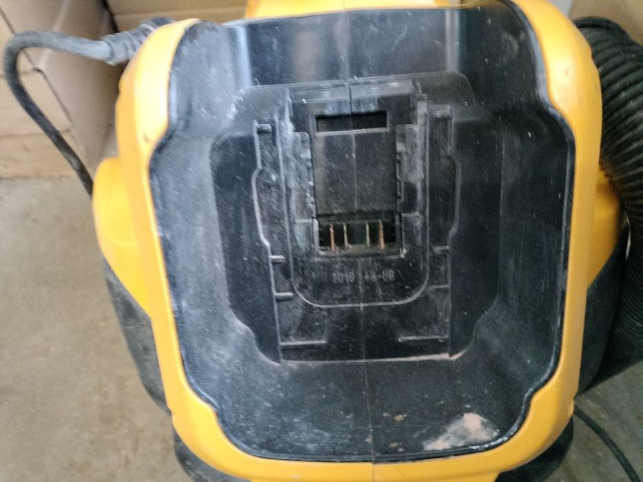 Odkurzacz DeWalt DCV584L nie reaguje na prąd