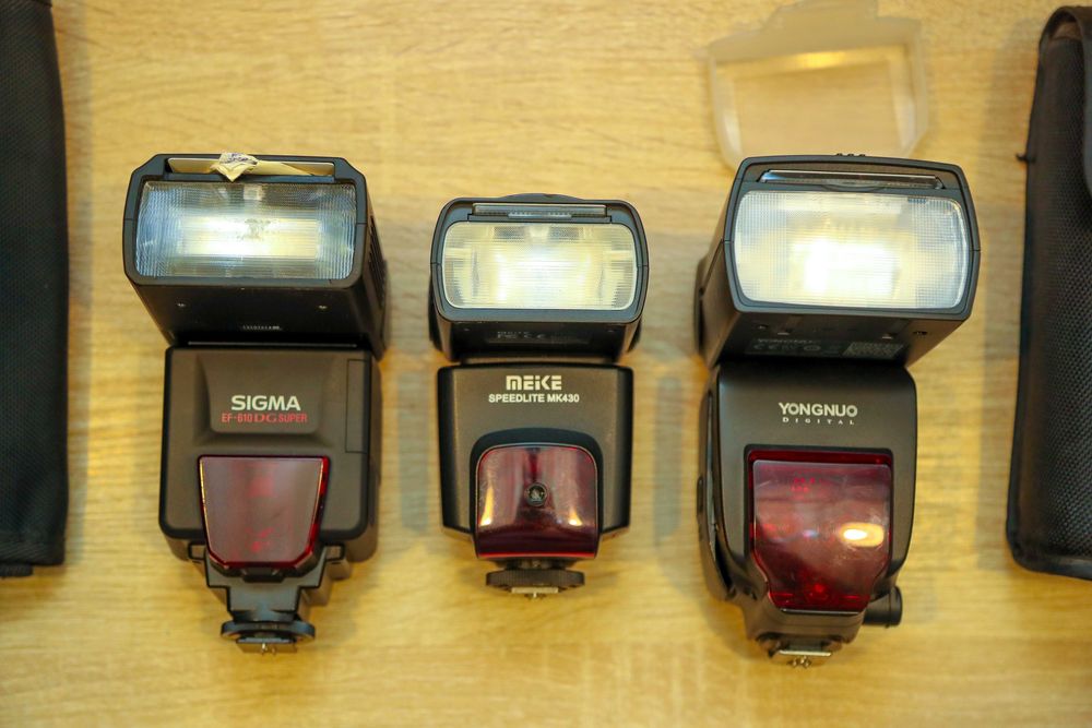 продаю 3 спалахи, об'єктив та відеокамеру