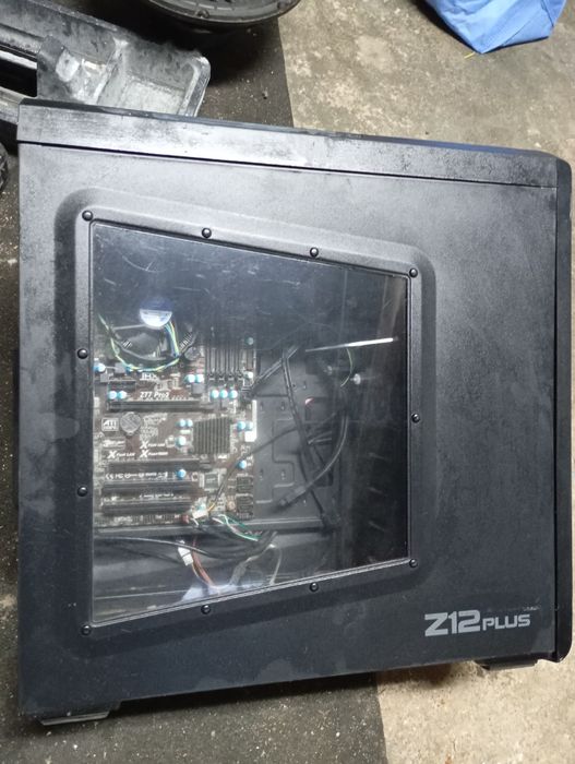 PC torre com disco e borde