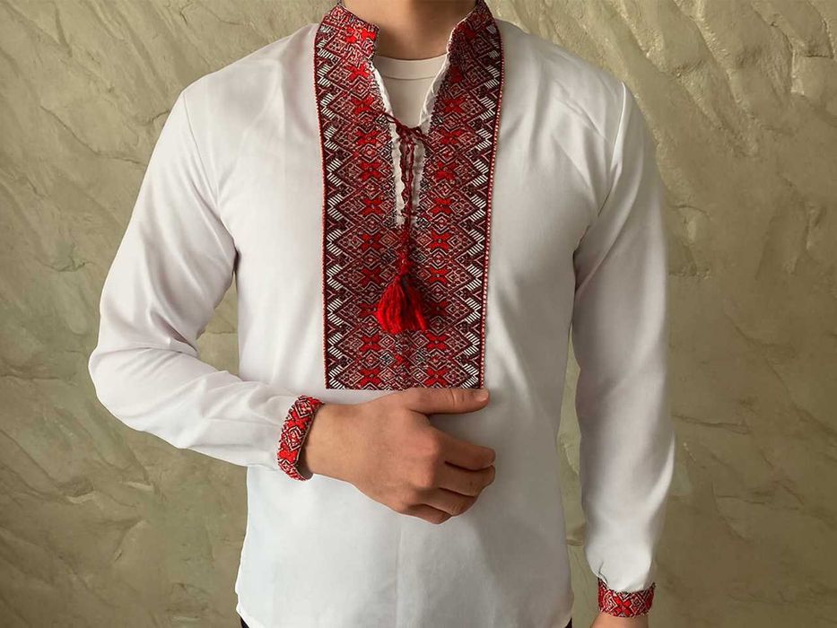 Чоловіча вишиванка білого кольору