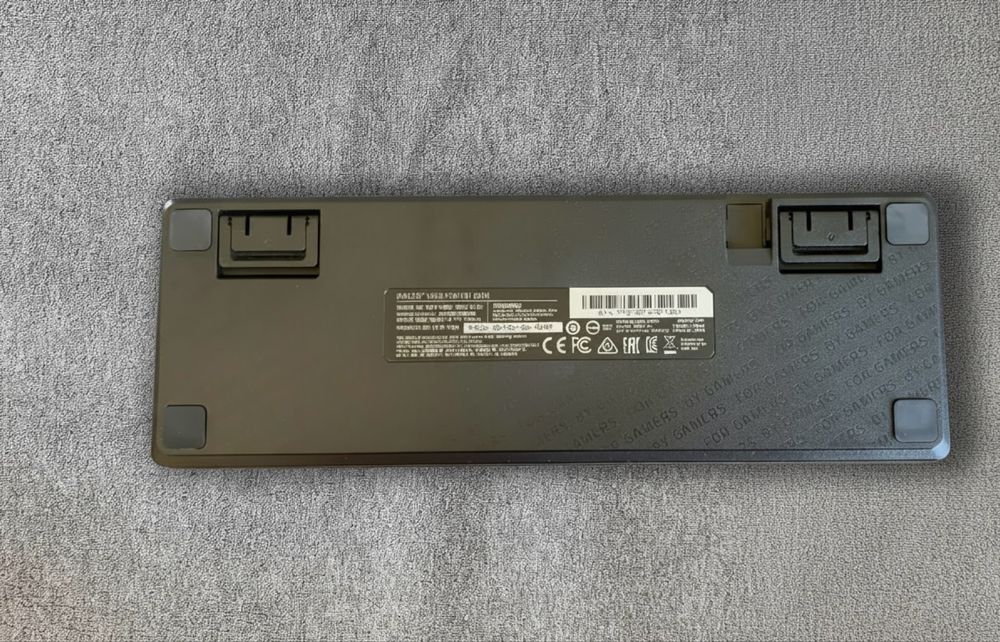 Teclado Razer Huntsman Mini (Switches Óticos Roxos) - semi-novo- com caixa.