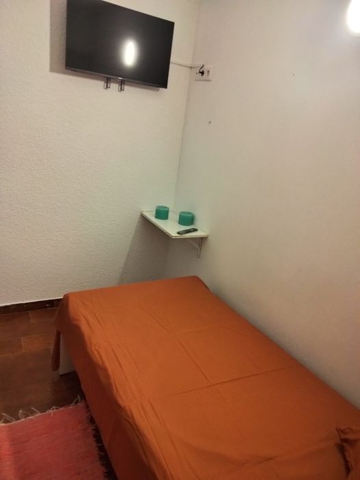 Alugo quarto para solteiro