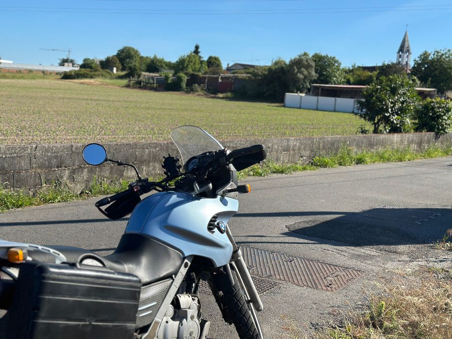 Mota bmw gs650f com kit de transmissão novo e pneus Bridgestone novos com menos de um mês