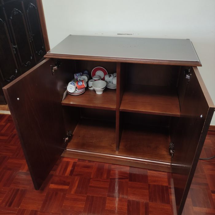 Móvel em madeira de freixo velatura castanho escuro