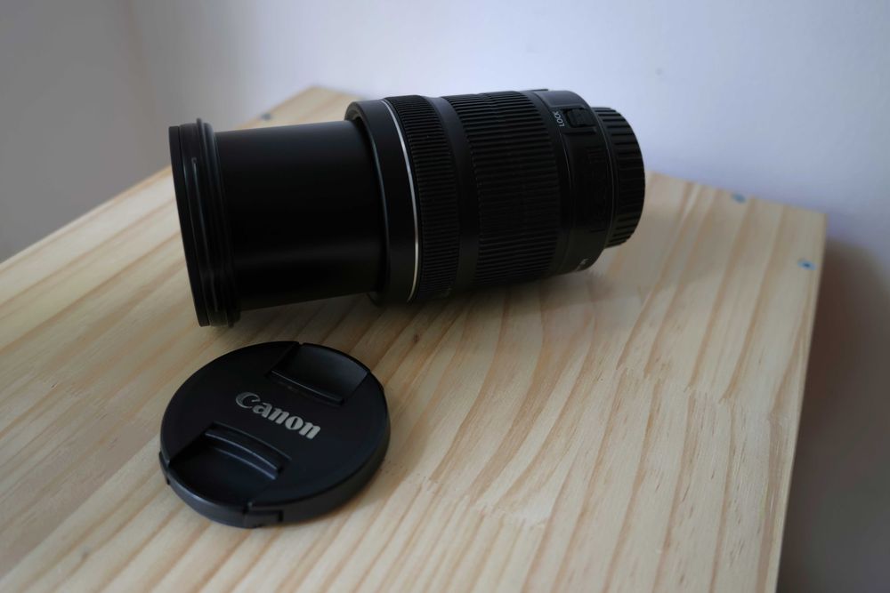 Objetiva Canon EF-S 18-135 mm f/3.5-5.6 IS