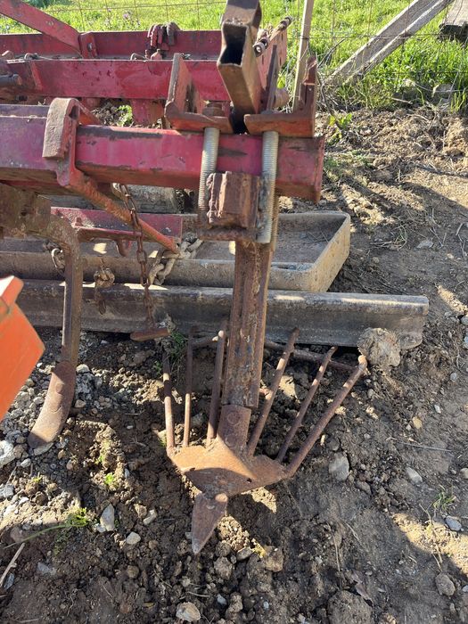 Várias alfaias agrícolas