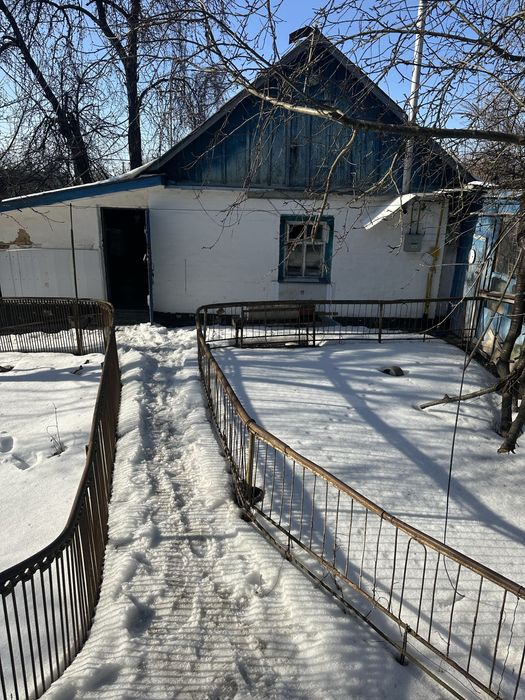 Продам будинок коло річки,в центрі міста