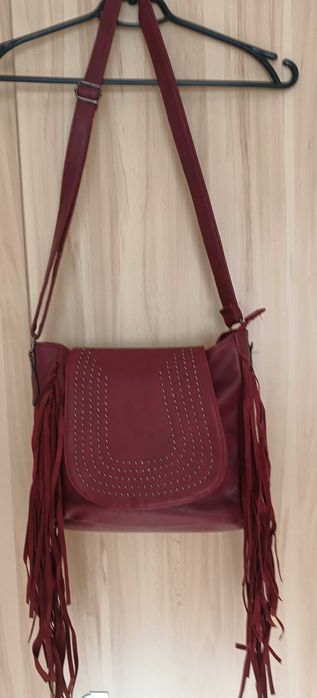 Torebka bordowa, na długim, regulowanym pasku