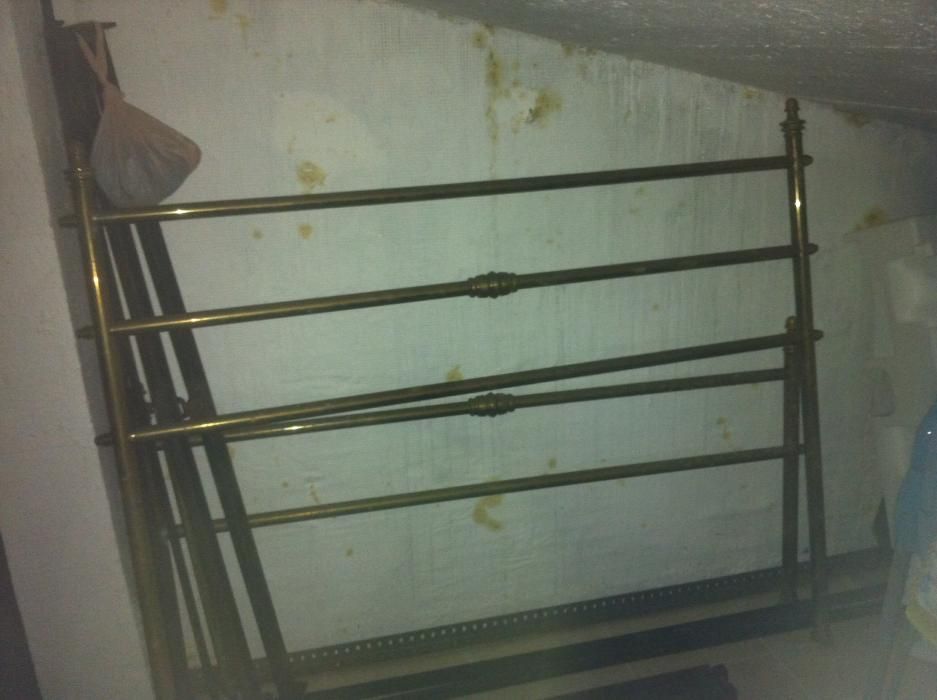 Cama de Casal Antiga + varão p/cortinado em Latão