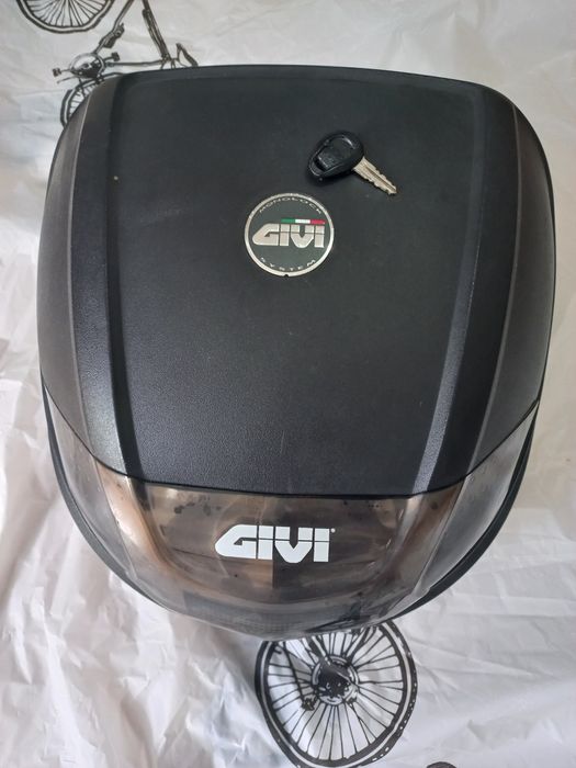 Givi 30 litros incluem uma capa para sua moto