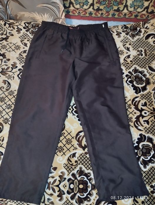 Продаюця штани підліткові чорного кольору