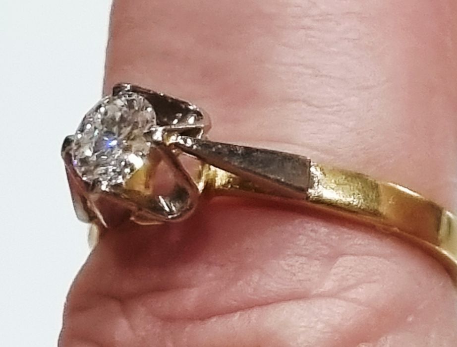 Золота каблучка з діамантом. ct ~0,45