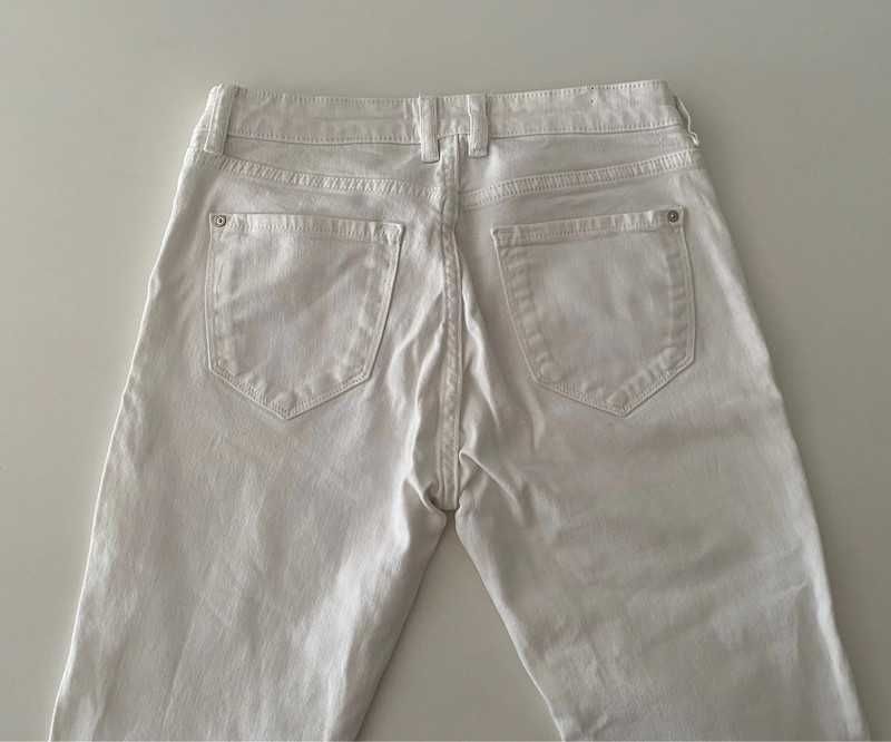 Calça branca da Mango