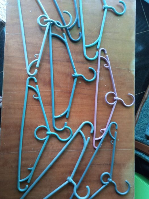 Пластикові вішалки для одягу.