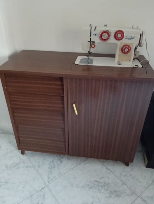Máquina de costura com móvel