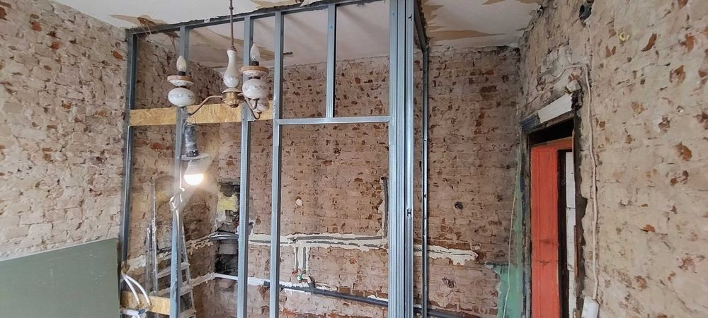 Mikrokawalerka z wielkim potencjałem – 13,66 m² w samym centrum Gniezna!