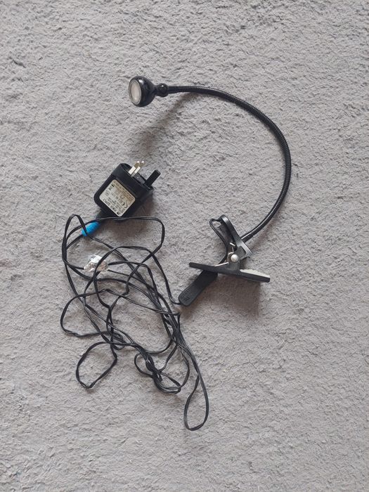 lampka biurkowa z zaczepem angielskie wejście