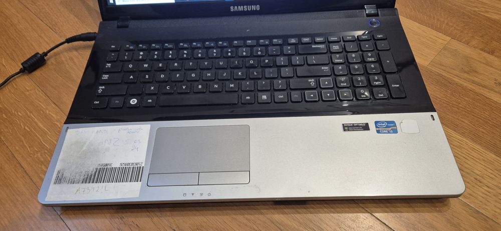 Samsung NP300E7A 17,3" i3 / 8GB / 128GB / Win10 + zasilacz