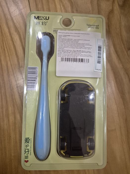 Унікальна дитяча зубна щітка в комплекті з іграшковою машинкою.