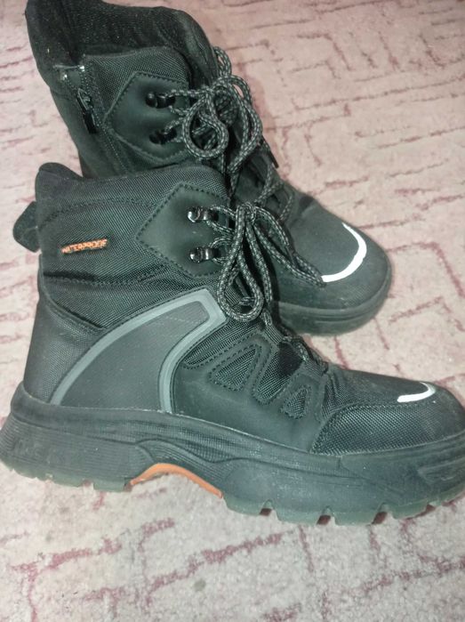 Продам зимні ботинки дитячі