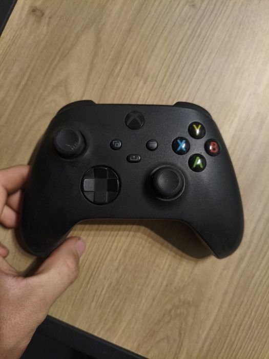 Xbox Series X + kontroler.