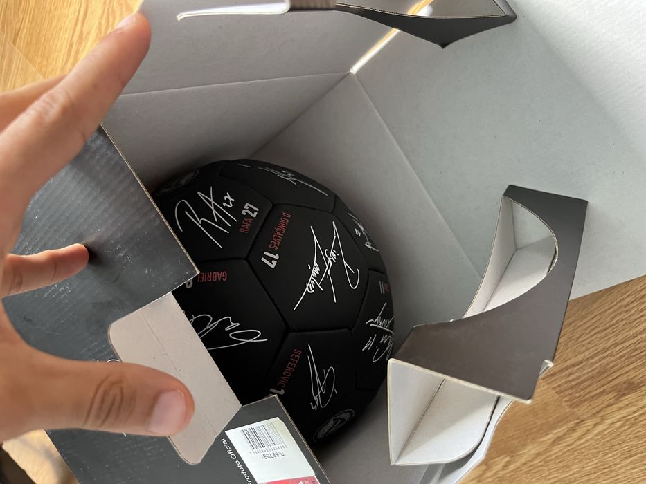 Bola assinada por plantel do Benfica