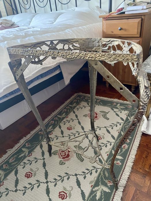 Mesa de Entrada / Hall com Tampo em Mármore e Pés em Latão